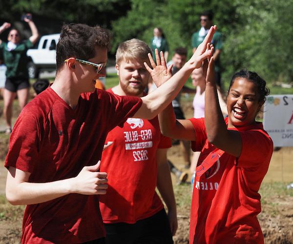 学生 celebrating at oozeball.